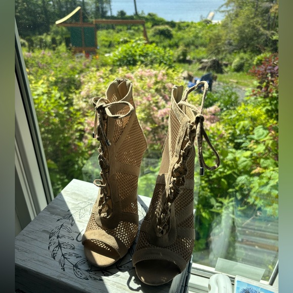 Fashion Nova fashion heels - Picture 3 of 8